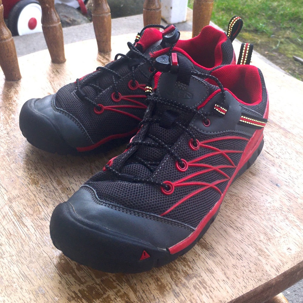 Keen size 5 hiking shoes